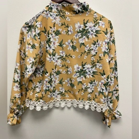 ✨ 4 for $30 ✨ Seven N Mustard Color Floral Cropped Button-Up Top Size S - Picture 3 of 4